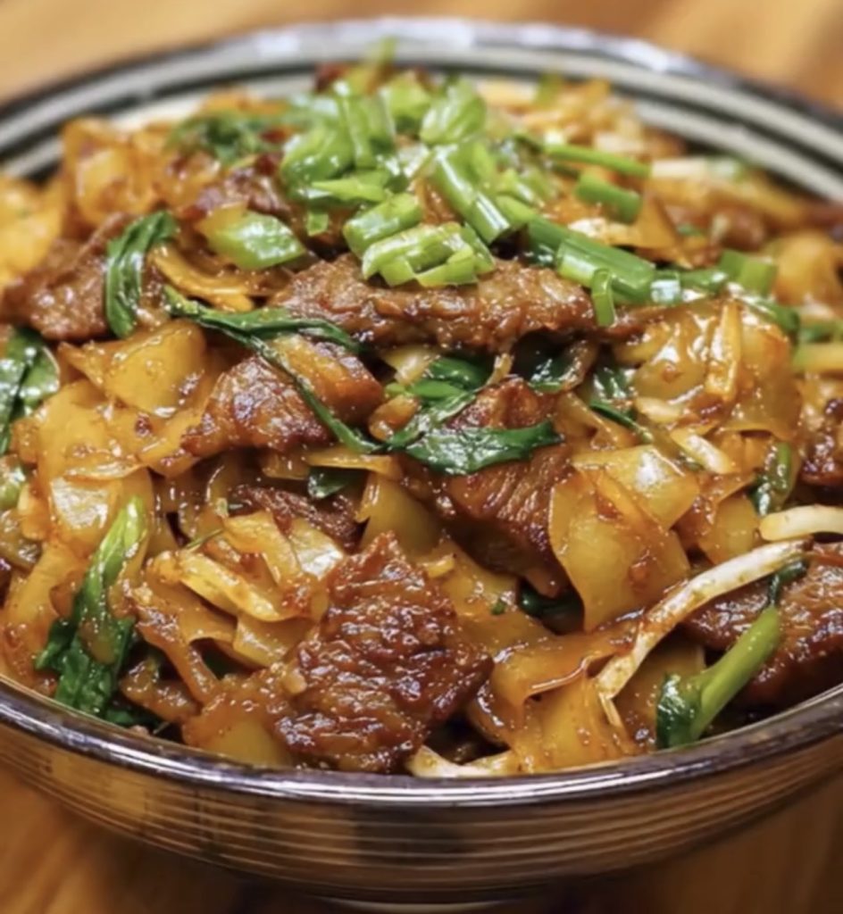 Savory Beef Stir Fry Rice Noodles with Green Onions – Easy Foods